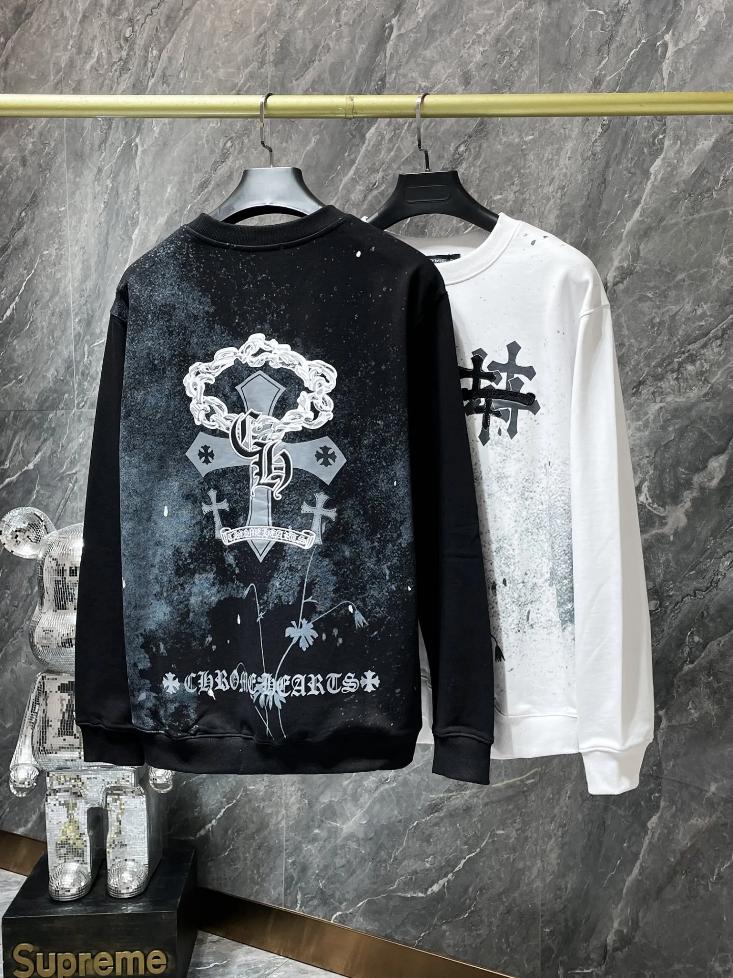 P230 Chrome Hearts Autumn and Winter 2025 are on sale simultaneously at counters. High-weight, environmentally friendly and high-quality top-quality fabrics. Starry sky cross patchwork leather embroidered crew neck sweatshirt. Imported environmentally friendly glue printing and dyeing. Simultaneous counter sales. 1:1 replica version. Recommended colors: black and white. Size: S, M, L, XL.